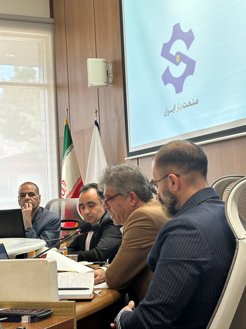 برگزاری همایش هم افزایی اصناف و صنعت یار ایران با حضور هیئت مدیره ی اتحادیه اصناف و مدیران صنعت یار ایران در شهرک صنعتی، هتل امیرکبیر اراک