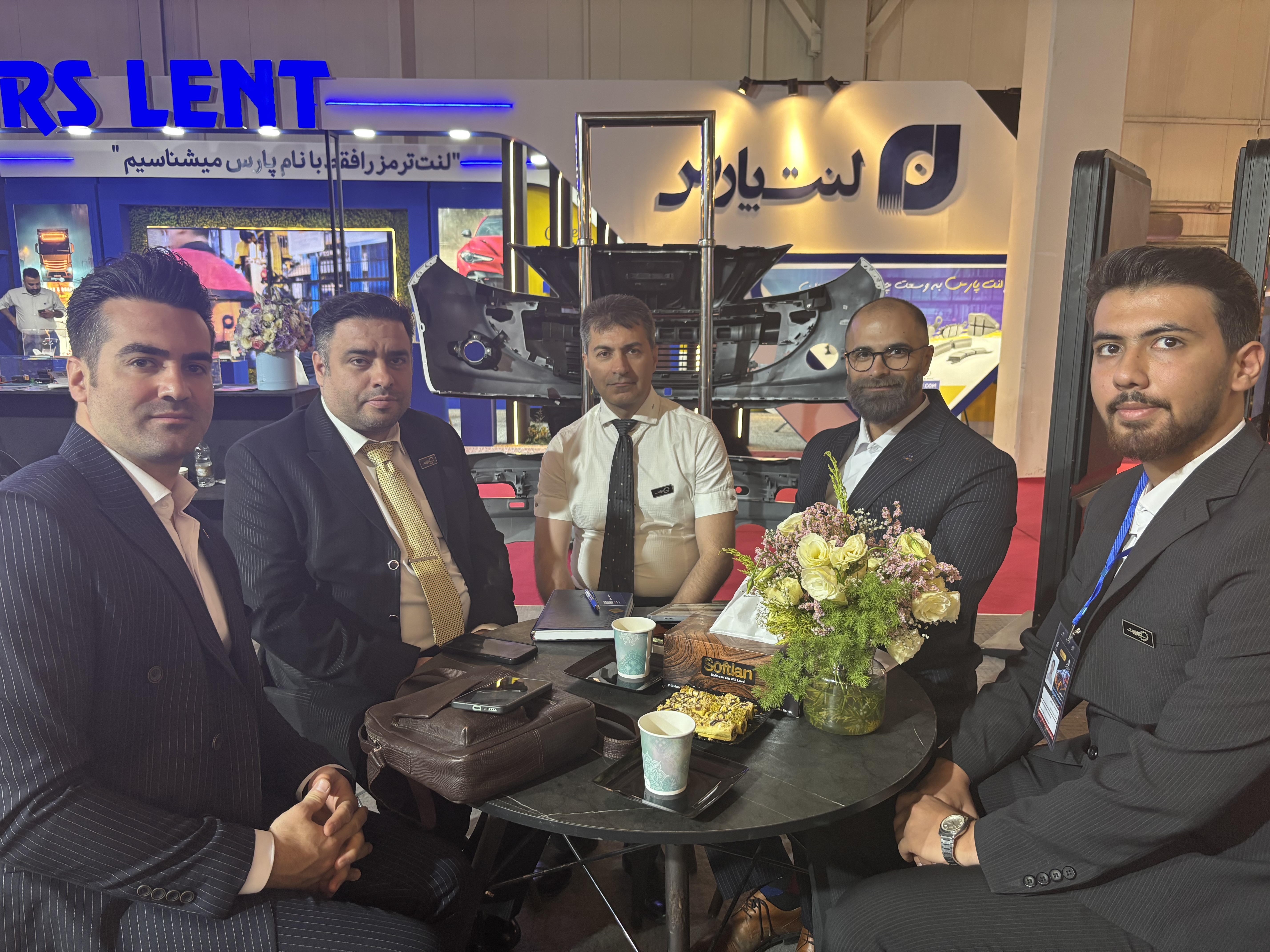حضور تیم صنعتیار ایران در غرفه شرکت سورا پارت در سومین روز نمایشگاه بینالمللی خودرو