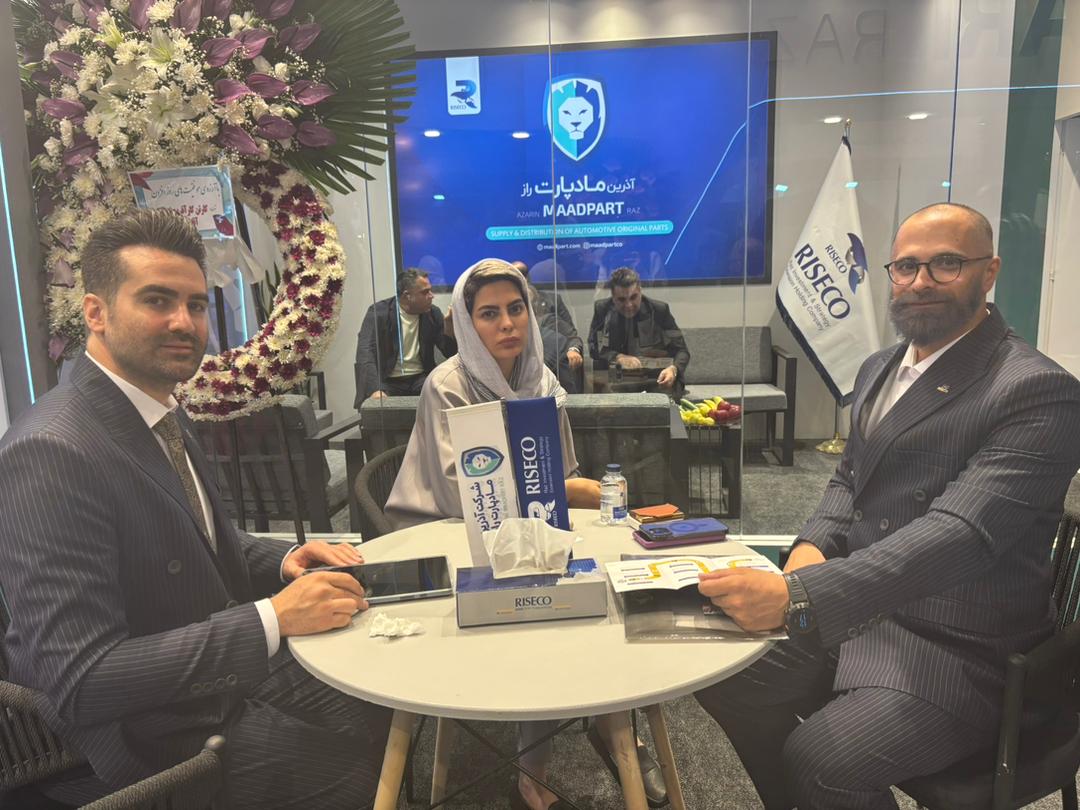 حضور تیم فروش صنعت یار در غرفه شرکت آذرین مادپارت راز